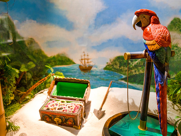 Parrot and Treasure Chest Diarama